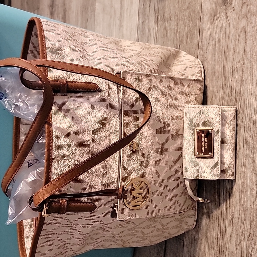 Used  micheal kors purse